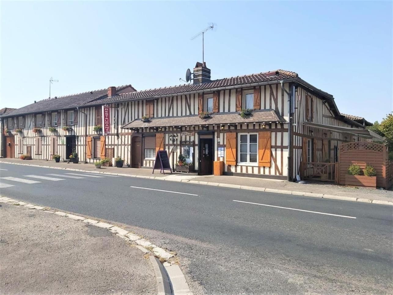 La Petite Auberge Chatelraould-Saint-Louvent エクステリア 写真